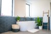 Salle de bain d'une nouvelle construction avec baignoire îlot